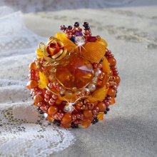 Bague Les Rêves d'Acapulco brodée avec un cabochon octogonale serti à laquelle s'ajoute perles rondes nacrées, ruban organza, toupies et rocailles sur bague en laiton Bronze pour un style ethnique